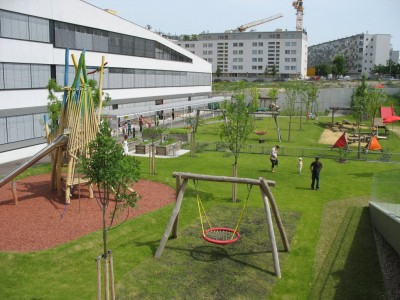 Inzischen herrscht Ruhe im gemeinsamen Garten (die Gartentür bleibt im Normalbetrieb nur geschlossen, wenn die Kindergartenkinder schlafen)