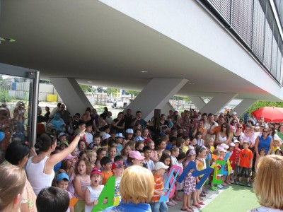 Kinder aus Schule und Kindergarten singen zur Eröffnung das Campus Monte Laa-Lied