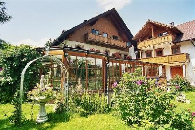 Neubau im Sommer